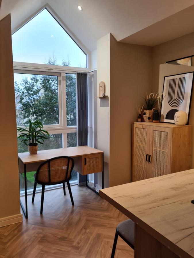 Modern 1 Bed Apartment Next To Beach And Golf Course Лланеллі Екстер'єр фото