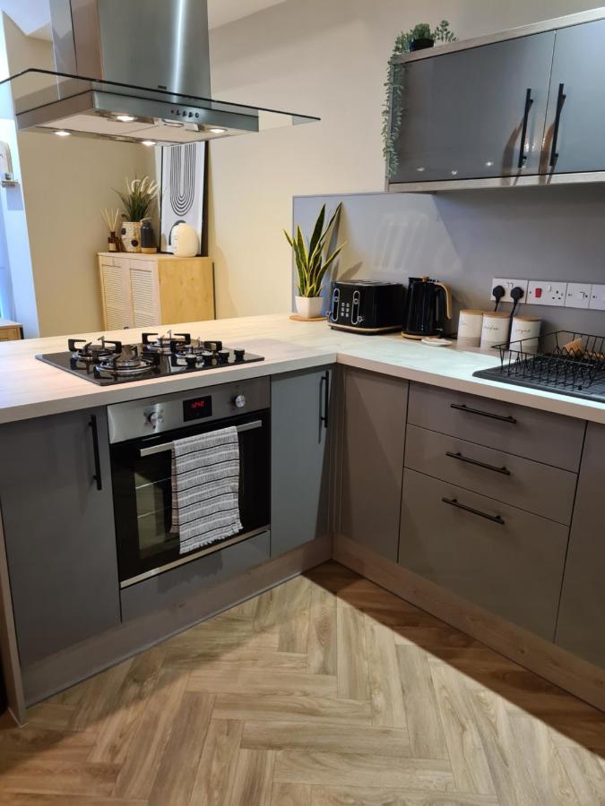 Modern 1 Bed Apartment Next To Beach And Golf Course Лланеллі Екстер'єр фото