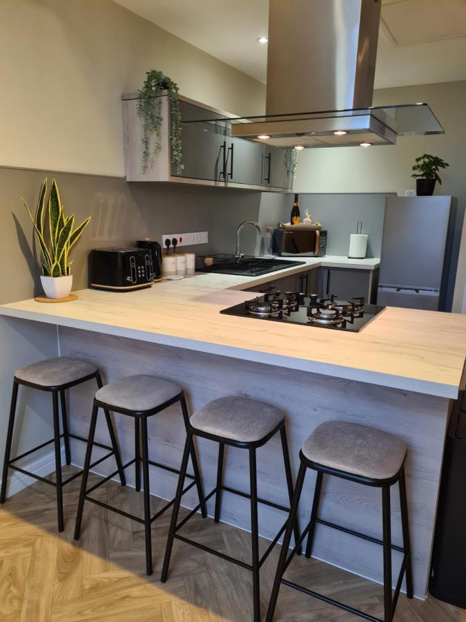 Modern 1 Bed Apartment Next To Beach And Golf Course Лланеллі Екстер'єр фото